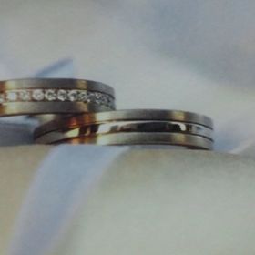 【AHKAH(アーカー)の口コミ】 私も旦那も、一般的なシルバーの細い結婚指輪が似合わないので、ゴールド…