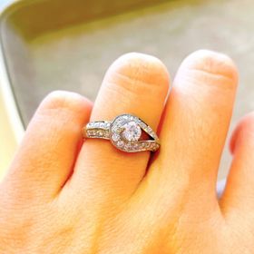 【ヴァン クリーフ＆アーペル(Van Cleef & Arpels)の口コミ】 センターのダイヤモンドを囲むようにメレダイヤモンドが周りを曲線で埋め…