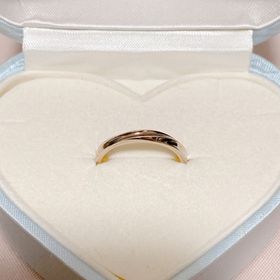 【THE KISS(ザ・キッス)の口コミ】 シンプルなデザインの指輪が多いので
飽きがこないシンプルなデザインが欲…