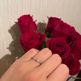 【4℃ BRIDAL(ヨンドシーブライダル)の口コミ】 デザインはウェーブがいいなと思っていました。一緒に選びに行き、定番を…