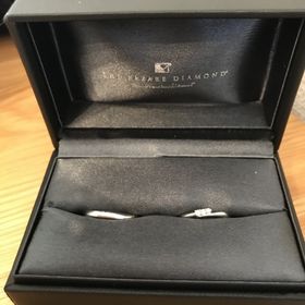 【ラザール ダイヤモンド(LAZARE DIAMOND)の口コミ】 シルバーのリングです。中央に３個のダイヤが並んでいます。婚約指輪がウ…