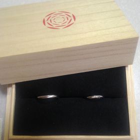 【出雲結(いずもゆい)の口コミ】 出雲結さんの指輪のうち、2種類で最後まで迷いに迷いましたが、上品で流れ…