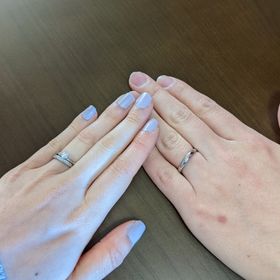 【ラザール ダイヤモンド(LAZARE DIAMOND)の口コミ】 シンプルなストレートデザインですが、ダイヤモンドがななめに11石入って…