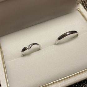 【宝寿堂(ほうじゅどう)の口コミ】 指がムチムチしているせいで指輪を埋もれさせたくない！

婚約指輪は買わ…