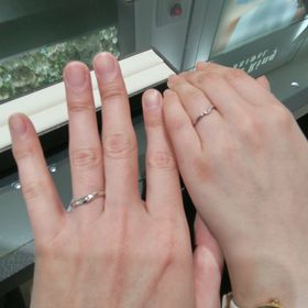 【VEIL(ヴェール)の口コミ】 珍しいピンクダイヤモンドのメレダイヤが付いている指輪でした。
デザイン…