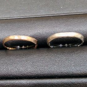 【SIENAROSE(シエナロゼ)の口コミ】 表面が少しぼこぼことしているデザインの結婚指輪です。他のブランドでは…