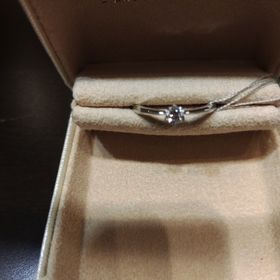 【TRECENTI(トレセンテ)の口コミ】 シンプルなデザインながらも、とてもダイヤモンドが映えるものでした。何…