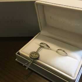【STAR JEWELRY(スタージュエリー)の口コミ】 婚約指輪と重ね付けをしたかったため、細くてストレートのデザインを探し…