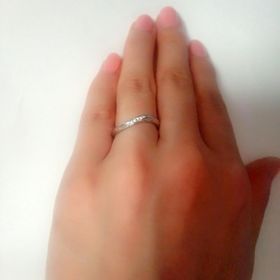 【銀座ダイヤモンドシライシの口コミ】 ウェイブデザインが気になっていて、エンゲージリングと合わせてつけられ…