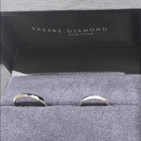 【ラザール ダイヤモンド(LAZARE DIAMOND)の口コミ】 デザインは過度に装飾がされていないシンプルなベースであるため、指にな…