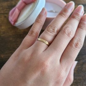 【insembre(インセンブレ)の口コミ】 シンプルで普段使いに適したものを探していました。
中に埋め込まれたダイ…