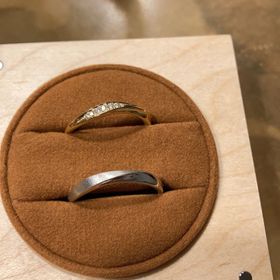 【ringram(リングラム)の口コミ】 婚約指輪にあわせてウェーブタイプでかつゴールドを指輪を探しており、ダ…
