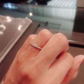 【エクセルコダイヤモンド(EXELCO DIAMOND)の口コミ】 埋め込まれたダイヤの両サイドにクレッシェンドが刻印されたデザインです…