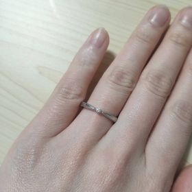 【モニッケンダム(MONNICKENDAM)の口コミ】 デザインが真ん中にかけて細くリボン型になっており、シンプルですがかわ…