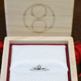 【TOMOE(トモエ)の口コミ】 左右非対称の、他にないデザイン。
大きな石と小さな石の組み合わせが決め…