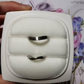 【俄(にわか)の口コミ】 デザインは一緒にしたかったのですが、男性でも違和感がないゆるやかな曲…