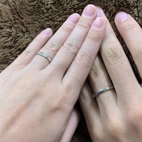 【銀座ダイヤモンドシライシの口コミ】 シンプルなデザインが良かったです。また、ウェーブになっているので指が…
