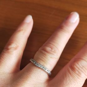 【銀座ダイヤモンドシライシの口コミ】 婚約指輪とセットで付けれる。ダイヤモンドが沢山付いてとても豪華に見え…
