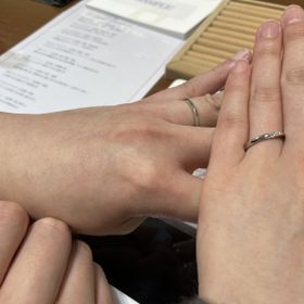 【TRECENTI(トレセンテ)の口コミ】 斜めにメレダイヤがあしらわれた結婚指輪です。
アップで見ると華やかすぎ…
