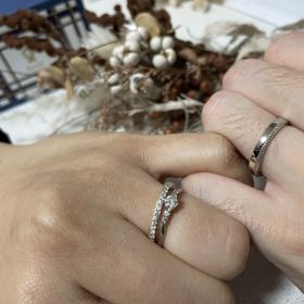 【RosettE(ロゼット)の口コミ】 婚約指輪のダイアモンドに似合うデザインで決めました。手の血色が黄色い…