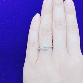 【SOLEIA(ソレイア)の口コミ】 ダイヤモンドの周りにも小さなダイヤモンドが沢山散りばめられていて、す…