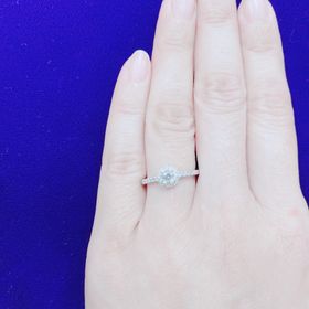 【SOLEIA(ソレイア)】の口コミ ダイヤモンドの周りにも小さなダイヤモンドが沢山散りばめられていて、すご...