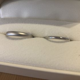 【CRAFY(クラフィ)の口コミ】 長く愛せるデザインをと思い、プラチナ95の無地の指輪にしました。裏側に…
