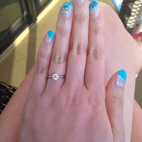 【銀座ダイヤモンドシライシの口コミ】 なんといっても石の輝き。どの角度から見ても光ってる。枠はシンプルなも…