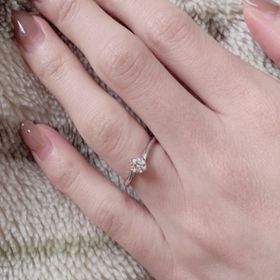 【銀座ダイヤモンドシライシの口コミ】 自分の普段の服装や雰囲気から、指輪のデザインはシンプルかつギラギラし…