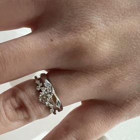 【HOSHI no SUNA 星の砂(ほしのすな)の口コミ】 シンプルなデザインはダイヤひとつが目につくだけなので、複数ダイヤが散…