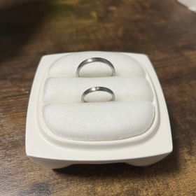 【俄(にわか)の口コミ】 指輪のデザインの幾重にも重なるやわらかな木目模様は、継ぎ目がなく永遠…