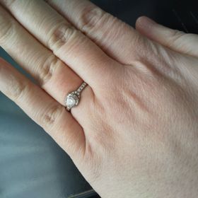 【ショーメ(CHAUMET)の口コミ】 プラチナ製でダイヤがたくさん散りばめられ、とてもキラキラしています。…