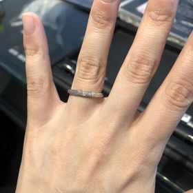 【エクセルコダイヤモンド(EXELCO DIAMOND)の口コミ】 ダイヤが長めに斜めに入っているデザインを探していました。ダイヤは埋め…