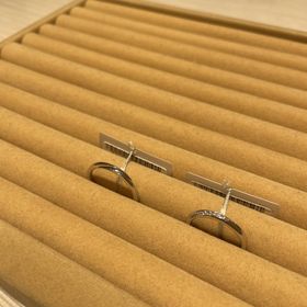 【TRECENTI(トレセンテ)の口コミ】 ストレートタイプの指輪でしたが、斜めに石が入っており綺麗に見える。ま…