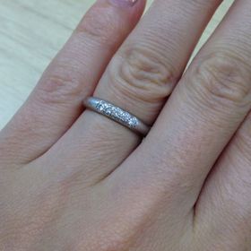 【ラザール ダイヤモンド(LAZARE DIAMOND)の口コミ】 ポイントは2つ。1つ目はリングの太さです。指が太いので、細めのリングで…