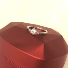 【TOMOE(トモエ)の口コミ】 桜ダイヤモンドがとってもキラキラで美しく、指輪のデザインが素敵で試着…