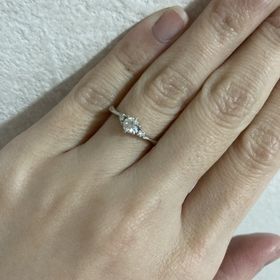 【canal4℃(カナルヨンドシー)の口コミ】 指輪の決め手になったのは、デザインです。中央のダイヤモンドに左右に小…