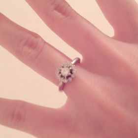 【エクセルコダイヤモンド(EXELCO DIAMOND)の口コミ】 内側に主人の誕生石であるルビーを入れてもらった。
その横にお互いの名前…