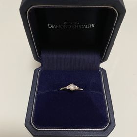 【銀座ダイヤモンドシライシの口コミ】 指輪のデザイン、石座の高さ、45度からの見た目など、たくさんの種類の中…