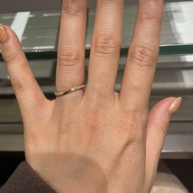 【アイプリモ(I-PRIMO)の口コミ】 細めのリングでほんとに軽くウェーブになっていて、指の間の水かき部分に…