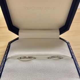 【ヴァンドーム青山(VENDOME AOYAMA)の口コミ】 夫のものはシンプルなデザインで幅は2.5㎜です。
私のものはダイヤが少し…