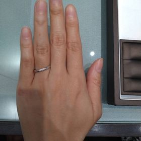 【アイプリモ(I-PRIMO)の口コミ】 ダイヤが５石、外側から中心に向かって大きくなるように並んでいます。
本…