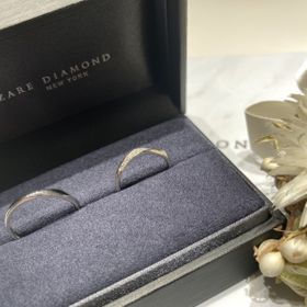 【ラザール ダイヤモンド(LAZARE DIAMOND)の口コミ】 夫が一目見て気に入ったので購入しました。
他の指輪よりダイヤモンドの輝…