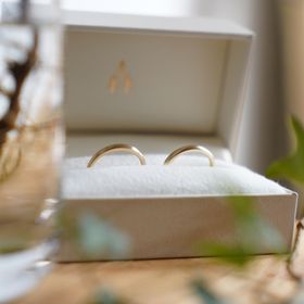 【THREE TREES(スリーツリーズ)の口コミ】 シンプルに、ずっとつけておけるような指輪にしました。最初は光沢がある…