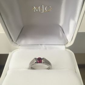 【MJC(三菱ジュエリーコレクション)】の口コミ デザインがとても素敵で、ルビーの透き通った赤い輝きに一目惚れしてしまい...