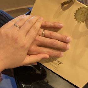 【ケイウノ ブライダル(K.UNO BRIDAL)の口コミ】 デザインに関しては、わたしがすっきりめの指輪希望だったのに対して、彼…