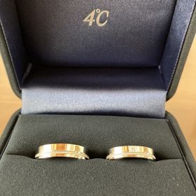 【4℃ BRIDAL(ヨンドシーブライダル)の口コミ】 ミル打ちのデザインで指輪を探していました。

どのブランドも、指輪の上…
