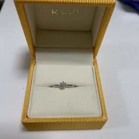 【ケイウノ ブライダル(K.UNO BRIDAL)の口コミ】 デザインはシンプルなものであるが、目の前で刻印などのデザインを考えて…