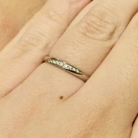 【ヴァンドーム青山(VENDOME AOYAMA)の口コミ】 ストレートラインのリングに、ストーンが入るデザインを探している時に出…