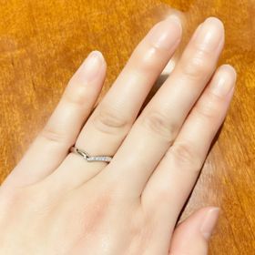 【TRECENTI(トレセンテ)の口コミ】 Vの形のデザインを試着しました。
指が細く長く綺麗に見える効果があるデ…